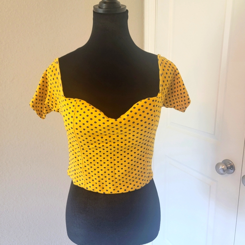 NWOT Diva Apparel Juniors Yellow and Blue Polka Dot Half/Cropped Shirt Large
